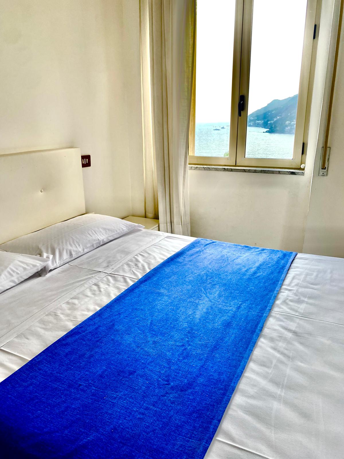 Tripla Fronte Mare con balconcino e vista mare